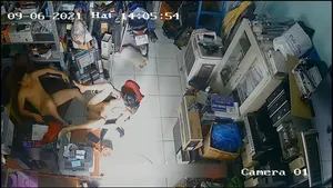 Vợ chồng nện nhau trong của hàng máy tính