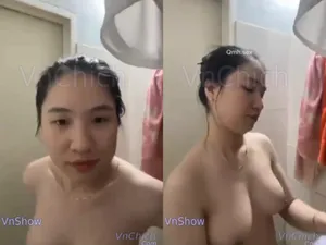 Gái vú ngon, vừa call với con ghệ vừa tắm