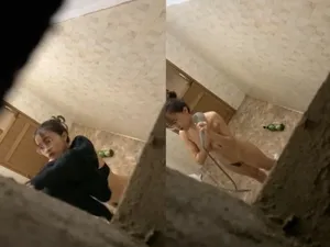 Quay lén ghệ vú to tắm, khe bím chảy nước ròng ròng