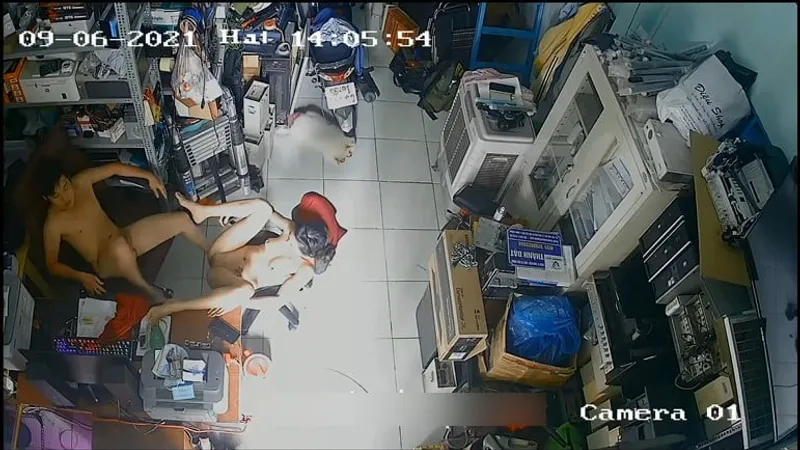 Vợ chồng nện nhau trong của hàng máy tính